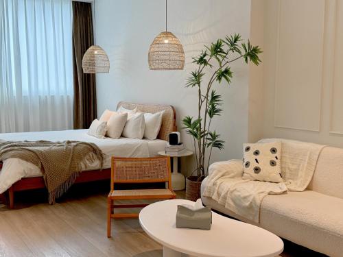 Deluxe Double Room with Bath image 8