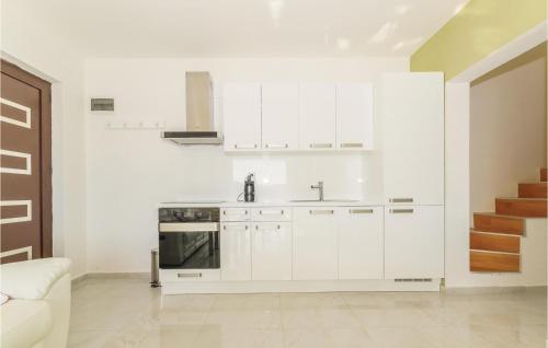 virtuve, Lovely Apartment In Miskovici With House Sea View in Miskovici