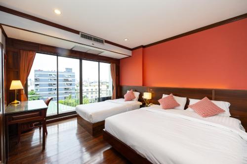 room detail thumbnail 1