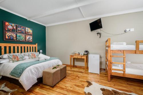 1 queen bed, 1 bunk bed