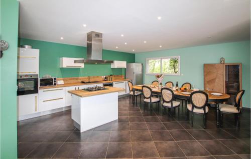 virtuve, Beautiful Home In Suze-La-Rousse in Sk