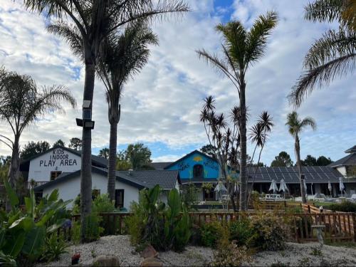 Exterior view, Forest Gate Backpackers in Plettenberg Bay