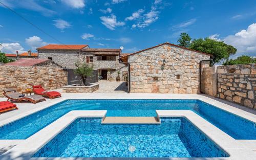 Villa Casa di Roccia for 8 people in Central Istria - pet friendly with heated pool & jacuzzi - Location, gîte - Marčana