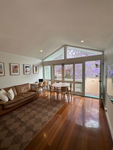 Shared lounge/TV area, Lil Darling in Camperdown