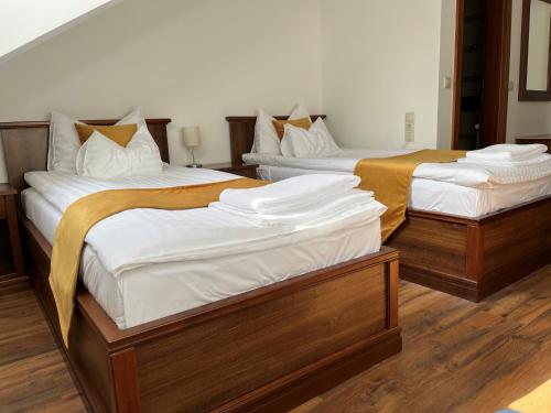 2 twin beds
