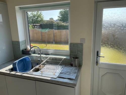 Modern Brixington 2 Bed, 5 minutes from the beach in Withycombe Raleigh