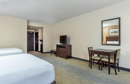 Queen Room with Two Queen Beds image 4