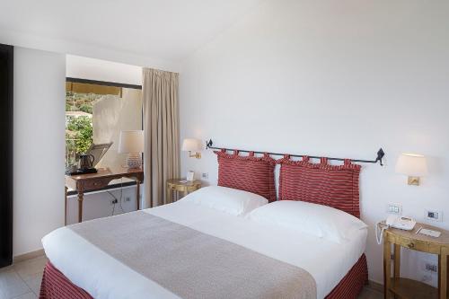 Deluxe Double Room with Partial Sea View image 9