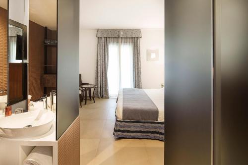 Deluxe Double Room with Partial Sea View image 8