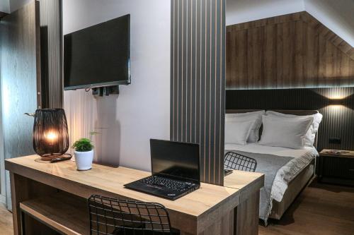 Family Suite with One Double Bed and Two Single Beds - Non-Smoking image 6