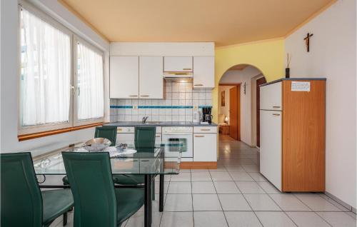 Konyha, Beautiful Apartment In Umag With Wifi in Duba