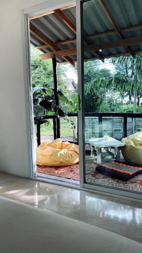 Leaf House Bungalow in Pra Ae Beach