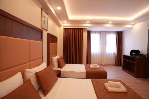 Family Room image 3