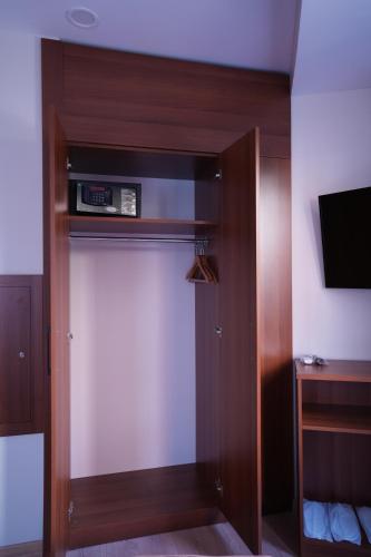 Family Room image 9