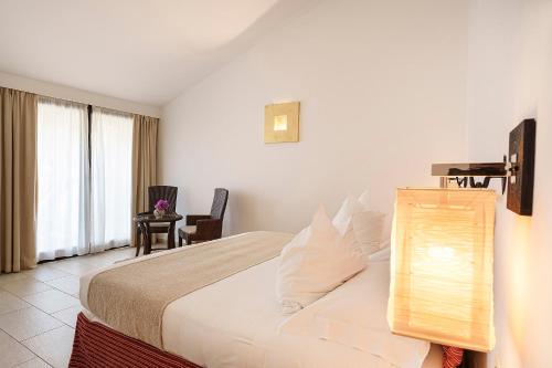 Deluxe Double Room with Partial Sea View image 10