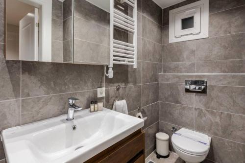 Cute Private Garden 2BD2Bath Quaint Home! #366 - image 10