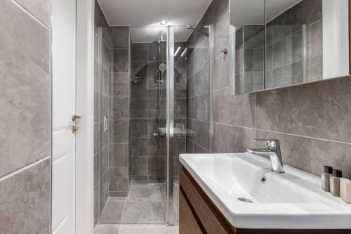 Cute Private Garden 2BD2Bath Quaint Home! #366 - image 4