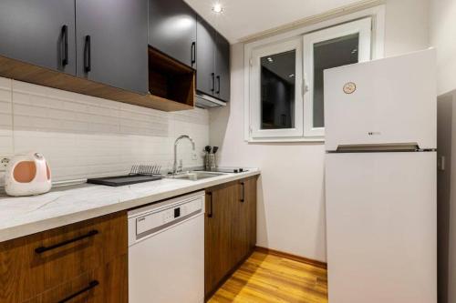 Cute Private Garden 2BD2Bath Quaint Home! #366 - image 13