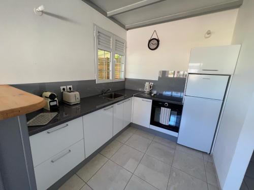 Kitchen, VILLAS O SOLEIL in Duzer