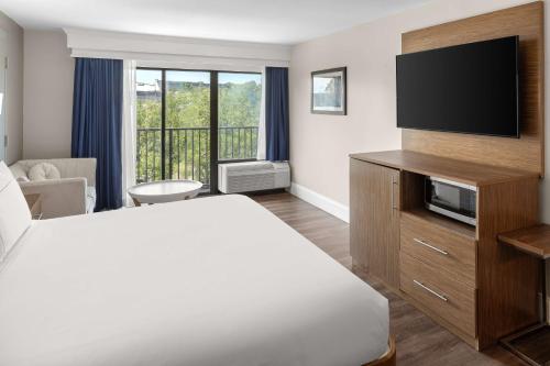 DoubleTree by Hilton Hilton Head Island Room Type - King Room with Accessible Tub - Mobility Access