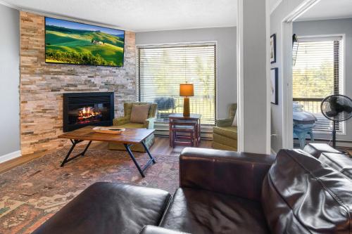 Leatherbark 108A Fresh Quiet Retreat Gated Parking Free Shuttle in Snowshoe, USA