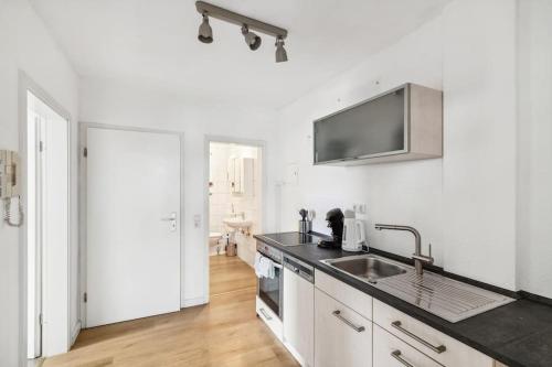 Kitchen, RO02 Work & Stay in Darmstadt! in Arheilgen