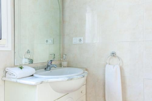 Three-Bedroom Standard Apartment image 1