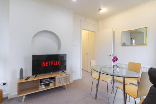 Fitzrovia 1-Bed & Balcony - 2 Bathrooms - Sleeps 2 - image 4