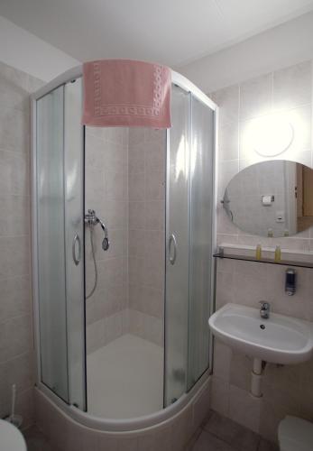 Twin Room with Private Bathroom image 6