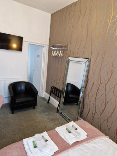 Double Room with Private Bathroom image 9