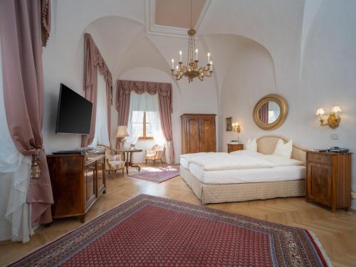 1 queen bed, 1 sofa bed
