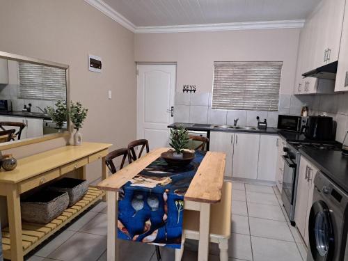St Diaz Mossel Bay Holiday Home - Tap to explore photos