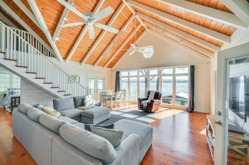 . Dock + Panoramic Views: Guntersville Lake Retreat!
