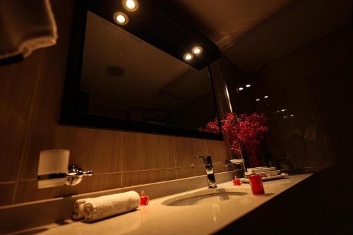 Deluxe Double or Twin Room with Abu Nawas Street image 4