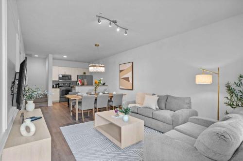 Comfort and Style 3BR Near Disney Sleeps 8 - image 7