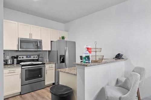 Comfort and Style 3BR Near Disney Sleeps 8 - image 6