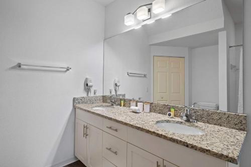 Comfort and Style 3BR Near Disney Sleeps 8 - main image