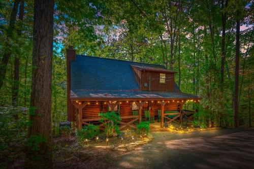 Exterior view, Whispering Pines- Hot Tub- Pool Table- Pet Friendly- EV Charger in Pigeon Forge (TN)