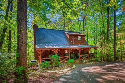 Exterior view, Whispering Pines- Hot Tub- Pool Table- Pet Friendly- EV Charger in Pigeon Forge (TN)