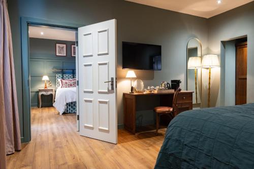 The Coat and Bear - A Heartwood Inn