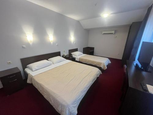 1 queen bed, 1 twin bed