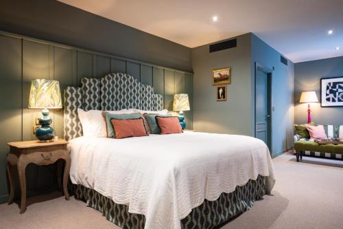 . The Coat and Bear - A Heartwood Inn