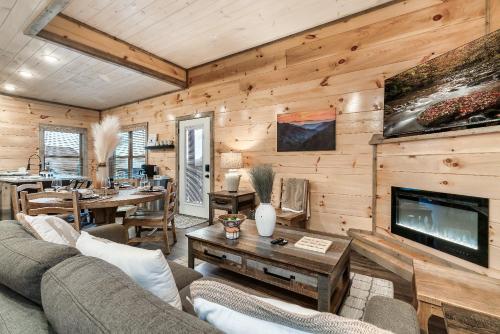 Near Dollywood With Hot Tub, Game Room Home Theater in Sevierville, USA