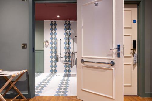 Kamar Mandi, The Coat and Bear - A Heartwood Inn in Newbury