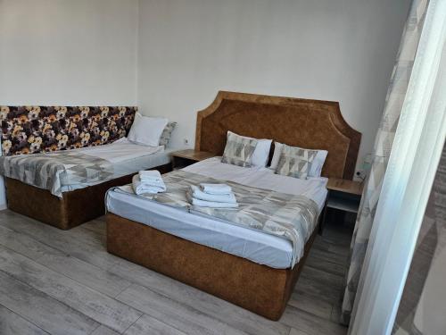 1 queen bed, 1 twin bed, 1 sofa bed