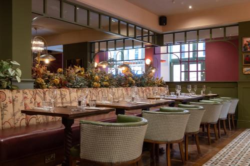 Restoran, The Coat and Bear - A Heartwood Inn in Newbury