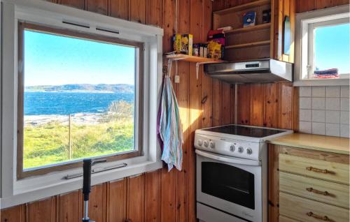 virtuve, Amazing Home In Rennesøy With House Sea View in Rennesoy