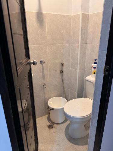 Comfy Staycation IV near Century-old Barcelona Church and Ruins