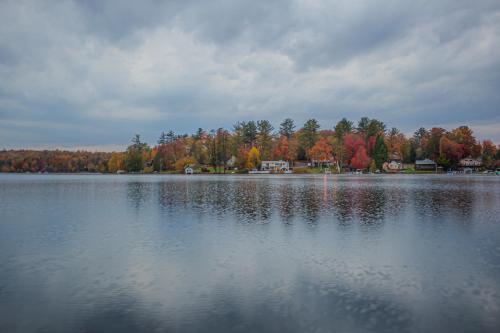 Lakefront 10BR Retreat w Sauna in White Lake, USA