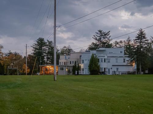Lakefront 10BR Retreat w Sauna in White Lake, USA